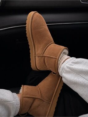 UGG Classic Mini II Chestnut Boots Women 6 NIB Sheepskin Water Resistant Short